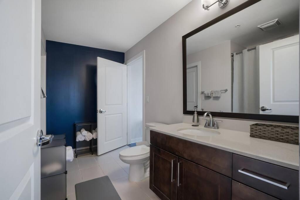 Apartment High Rise W Skyline View Pvt Balcony N Concierge Atlanta