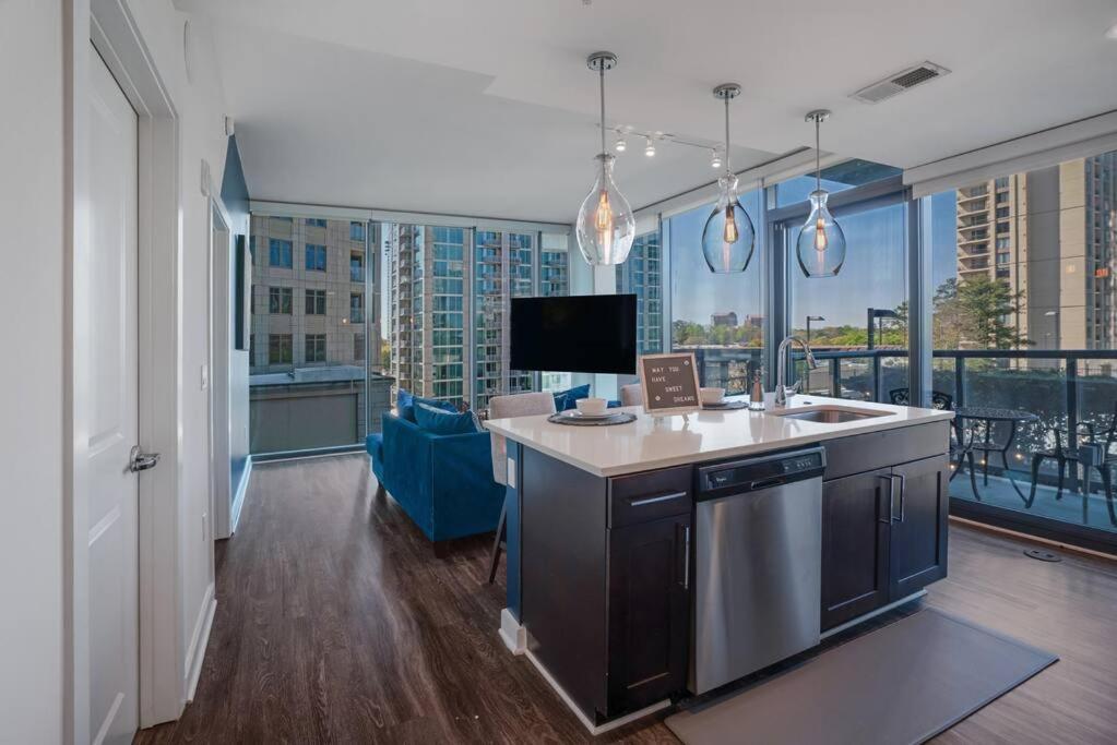 High Rise W Skyline View Pvt Balcony N Concierge