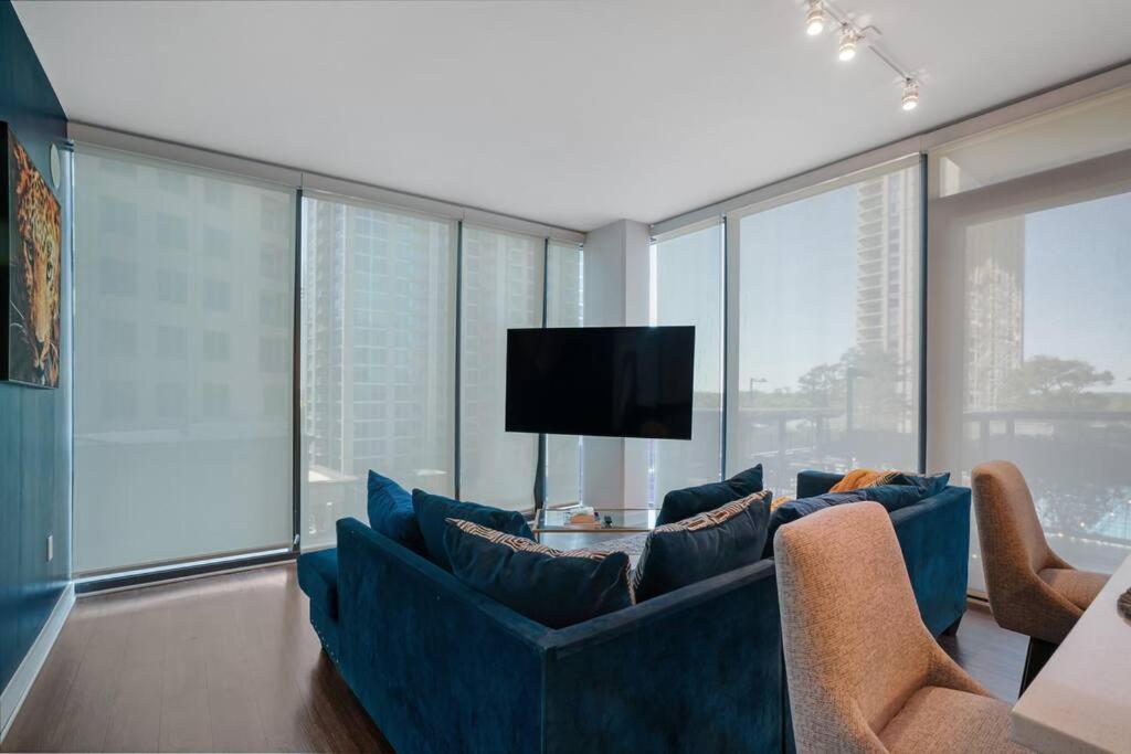 High Rise W Skyline View Pvt Balcony N Concierge Apartment