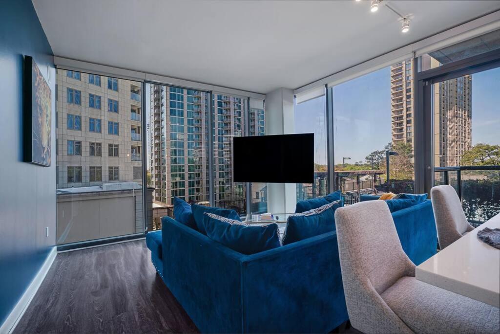 High Rise W Skyline View Pvt Balcony N Concierge Apartment *