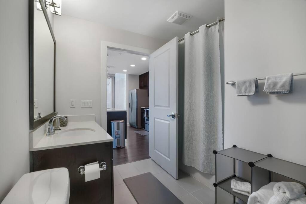Apartment High Rise W Skyline View Pvt Balcony N Concierge *