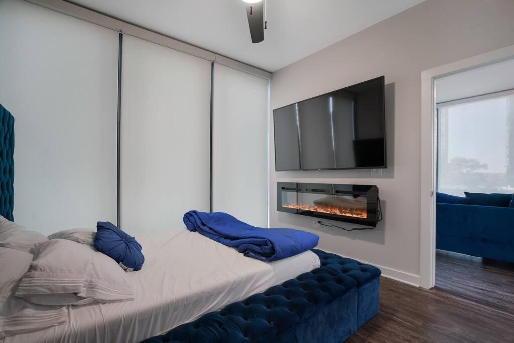Apartment High Rise W Skyline View Pvt Balcony N Concierge *