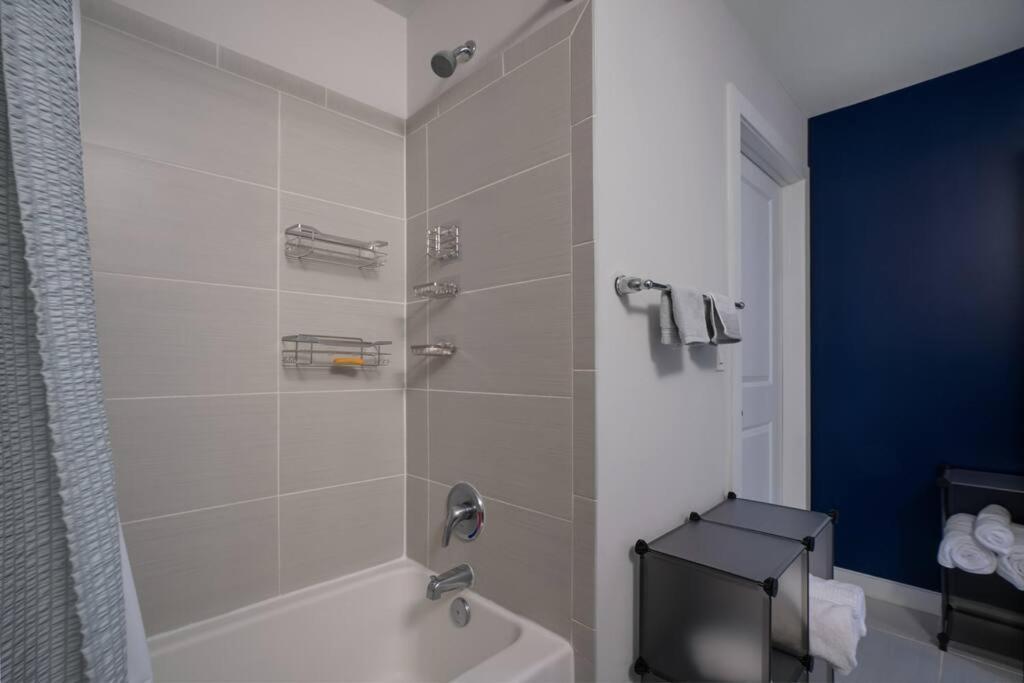 High Rise W Skyline View Pvt Balcony N Concierge