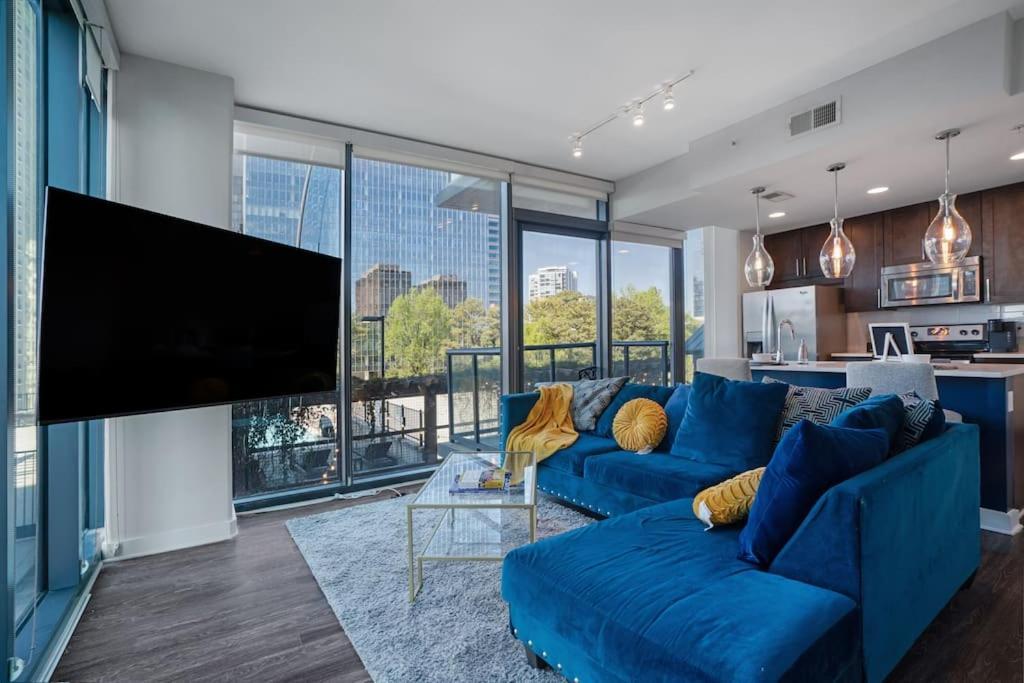 High Rise W Skyline View Pvt Balcony N Concierge Apartment *